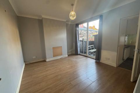 1 bedroom flat to rent, Westview Close, Neasden, NW10