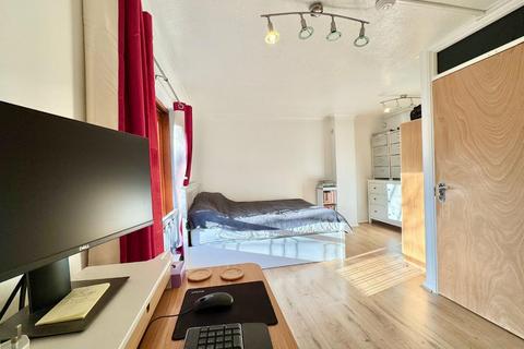 4 bedroom house share to rent, Kennet Street, London E1W