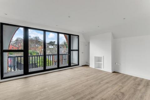 2 bedroom flat to rent, Archway Road, Highgate, N6