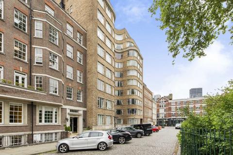 Studio to rent, Charterhouse Square, London EC1M