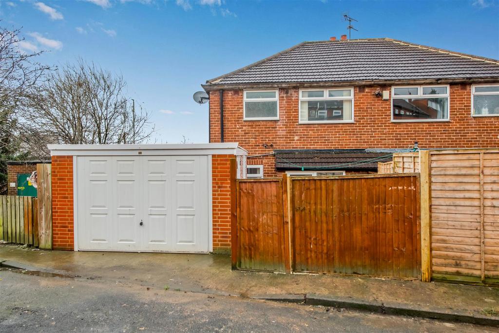 Off Street Parking / Detached Garage: