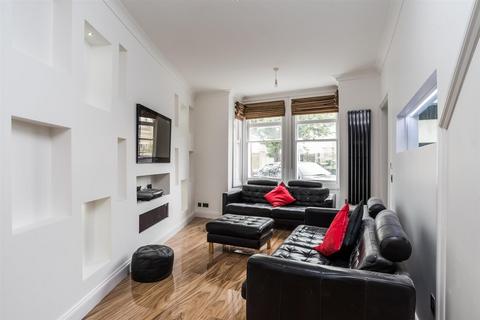 3 bedroom terraced house to rent, Gleneagle Road, SW16