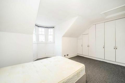 3 bedroom apartment to rent, Heslop Road, London SW12