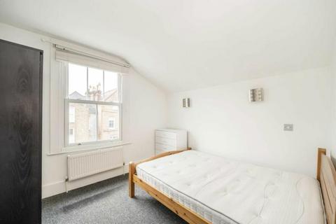 3 bedroom apartment to rent, Heslop Road, London SW12