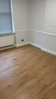 4 bedroom flat to rent, New Cross Road, London SE14