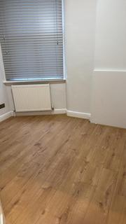 4 bedroom flat to rent, New Cross Road, London SE14