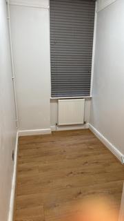 4 bedroom flat to rent, New Cross Road, London SE14