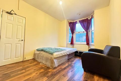 6 bedroom end of terrace house to rent, Chapel Road, Hounslow TW3