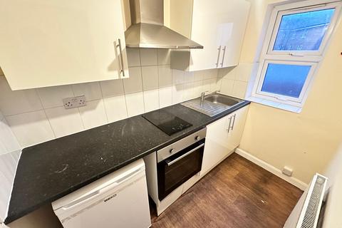 6 bedroom end of terrace house to rent, Chapel Road, Hounslow TW3