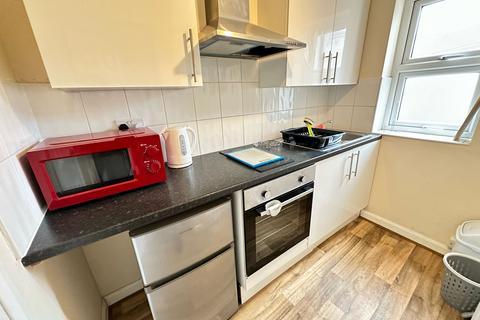 6 bedroom end of terrace house to rent, Chapel Road, Hounslow TW3