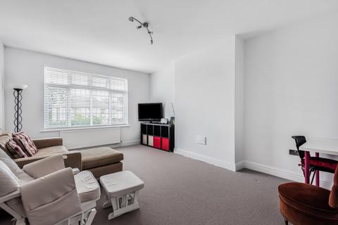 3 bedroom flat to rent, Foxgrove Avenue Beckenham BR3