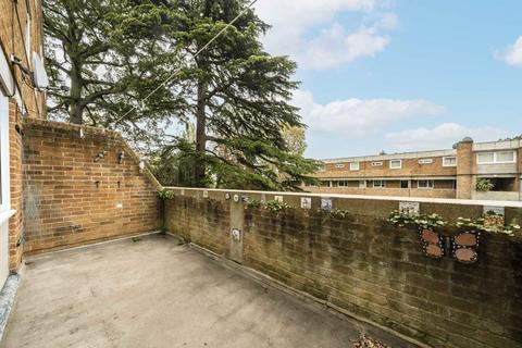 3 bedroom flat for sale, Lydney Close, London SW19