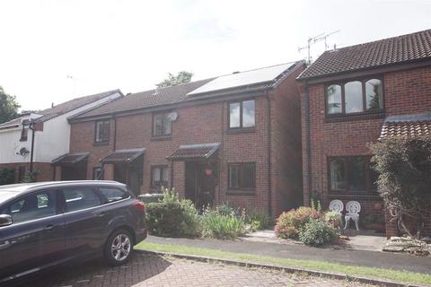 2 bedroom end of terrace house to rent, William Tarver Close, Warwick.