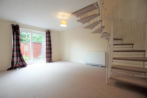 2 bedroom end of terrace house to rent, William Tarver Close, Warwick.