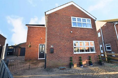 3 bedroom detached house for sale, Picksley Crescent, Holton-Le-Clay DN36