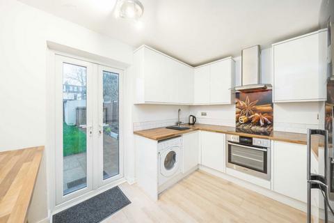 2 bedroom flat to rent, Griffiths Road, London SW19