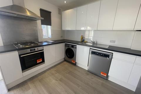 4 bedroom house to rent, Moderised 4 Bedroom House in Riverdene, Edgware