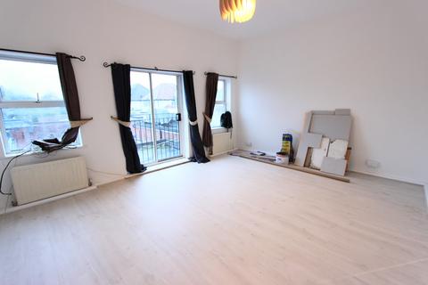 2 bedroom flat to rent, Cockfosters Road, Barnet EN4