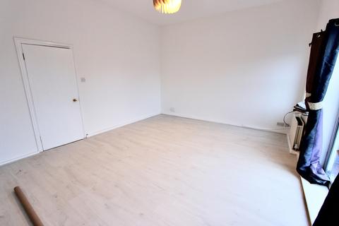 2 bedroom flat to rent, Cockfosters Road, Barnet EN4