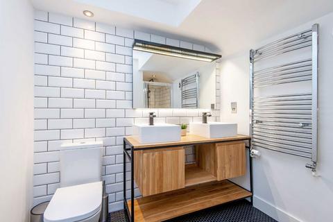 10 Gloucester Square, London, E2 8RS