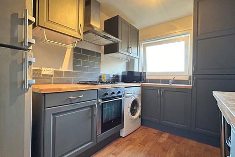 2 bedroom flat to rent, Welton Grove, Hyde Park, Leeds, LS6