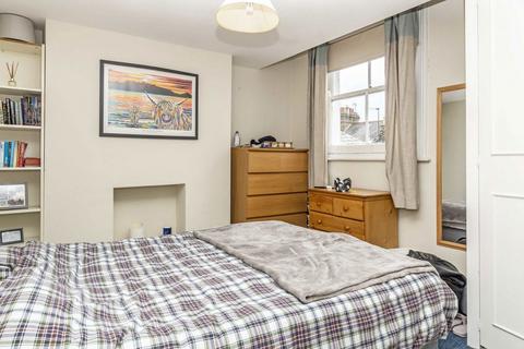 3 bedroom flat to rent, Tremadoc Road, London SW4