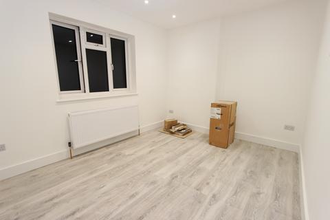 2 bedroom flat to rent, Langham Close, London N15