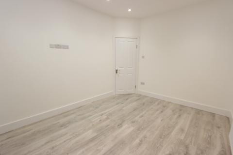 2 bedroom flat to rent, Langham Close, London N15