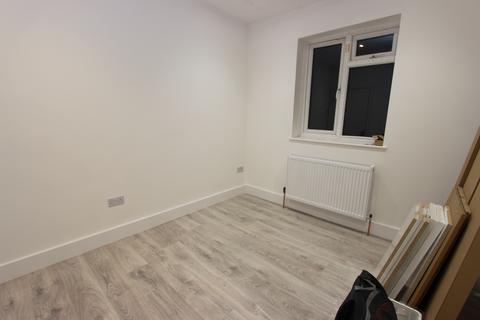 2 bedroom flat to rent, Langham Close, London N15