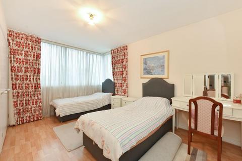 3 bedroom flat for sale, UNMODERNISED FLAT  Quadrangle Tower, Cambridge Square, Hyde Park Estate W2