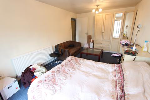 2 bedroom flat to rent, Gresse Street, London W1T