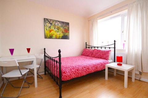 4 bedroom flat to rent, Malpas Road, London SE4