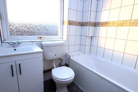 4 bedroom flat to rent, Malpas Road, London SE4