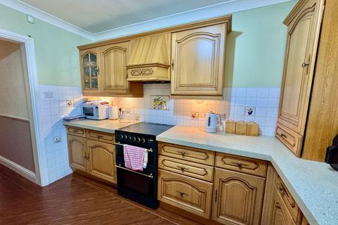 3 bedroom semi-detached house for sale, Selsdon Close, Collier Row, Romford, RM5