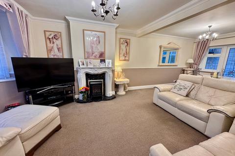 3 bedroom semi-detached house for sale, Selsdon Close, Collier Row, Romford, RM5