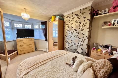 3 Selsdon Close, Romford, RM5 3JL