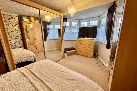 3 Selsdon Close, Romford, RM5 3JL