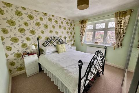 3 Selsdon Close, Romford, RM5 3JL