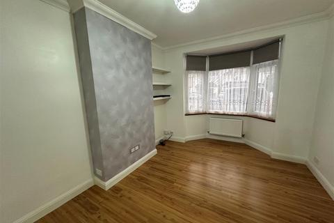 3 bedroom property to rent, Hill Rise, Greenford