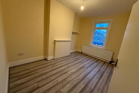 2 bedroom flat to rent, Ashgrove Road, Ilford IG3