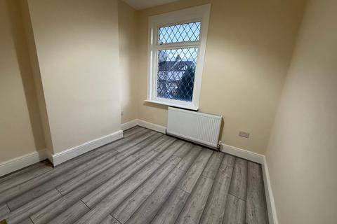 2 bedroom flat to rent, Ashgrove Road, Ilford IG3