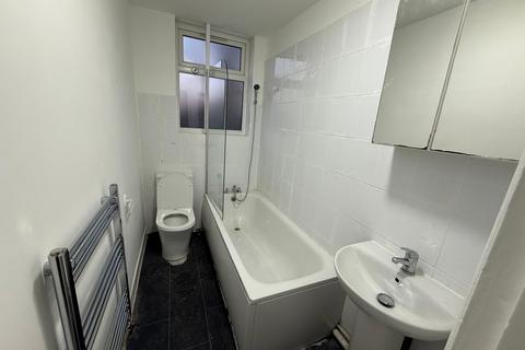 2 bedroom flat to rent, Ashgrove Road, Ilford IG3