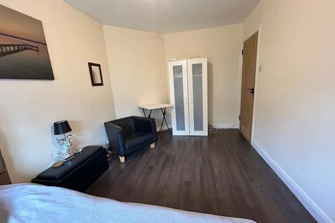 1 bedroom in a house share to rent, Ruislip Court, Westend Road, Ruislip