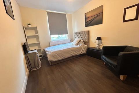 1 bedroom in a house share to rent, Ruislip Court, Westend Road, Ruislip