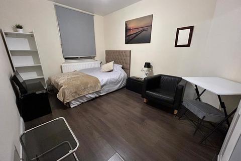 1 bedroom in a house share to rent, Ruislip Court, Westend Road, Ruislip