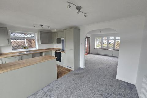 3 bedroom semi-detached house to rent, Aldenham Road