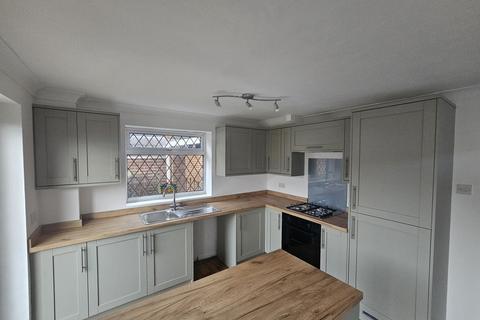 3 bedroom semi-detached house to rent, Aldenham Road