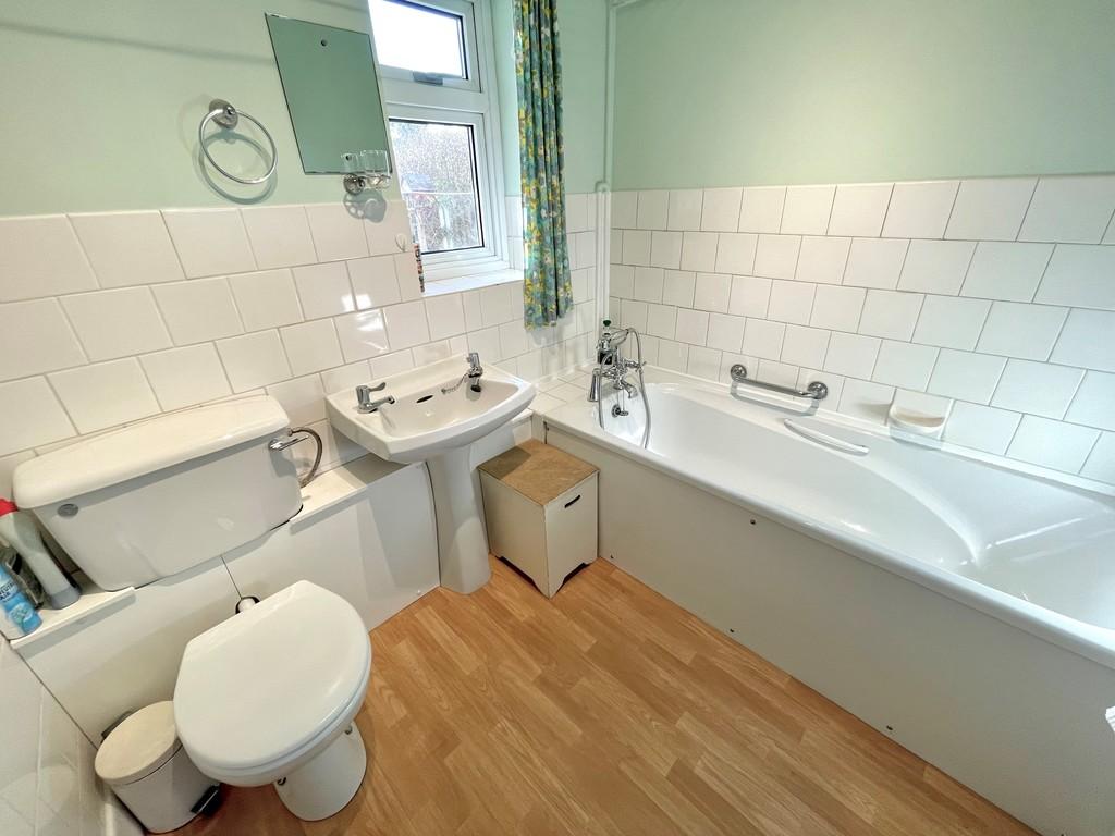 29 Knightscroft Avenue Bathroom