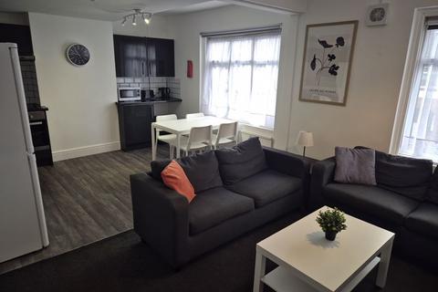 2 bedroom apartment to rent, Estcourt Avenue, Leeds