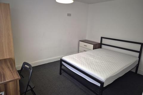 2 bedroom apartment to rent, Estcourt Avenue, Leeds